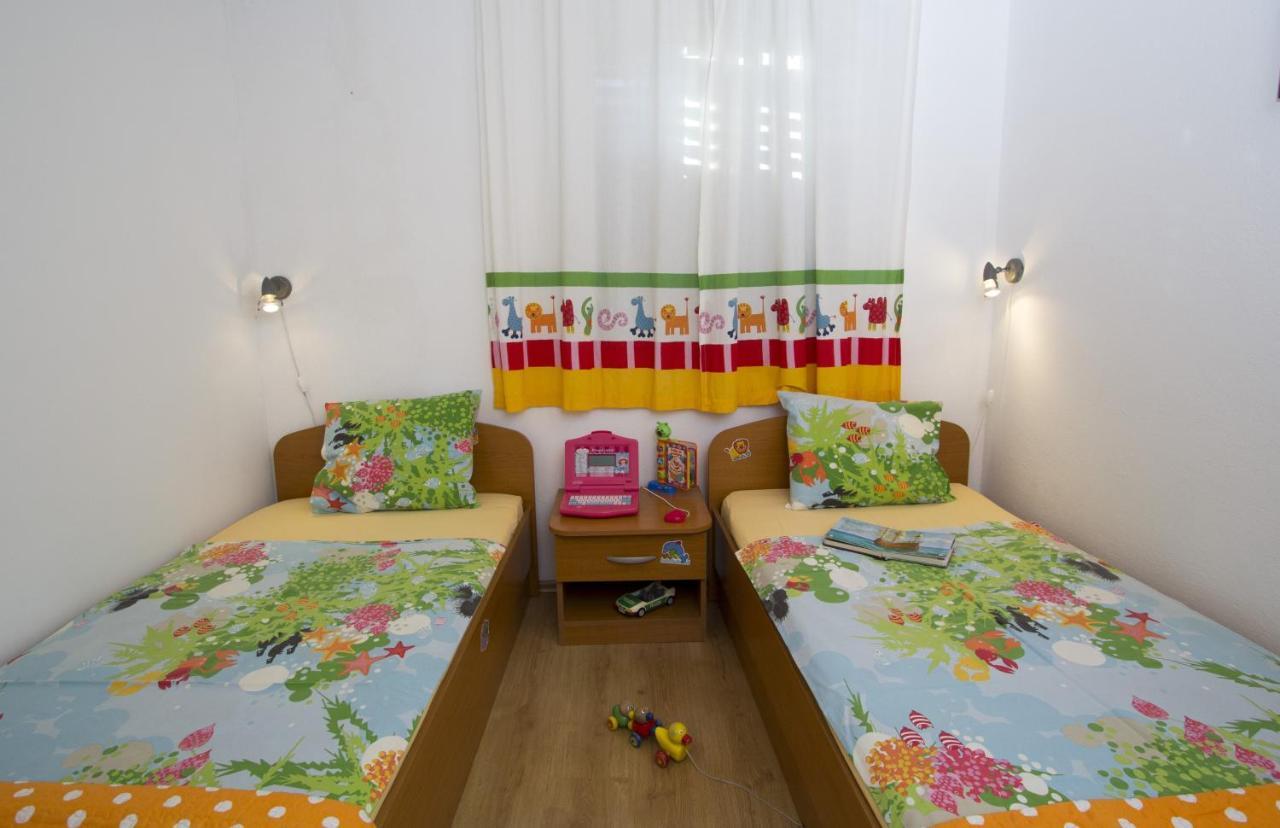 Apartments By The Sea Brela, Makarska - 11821 외부 사진
